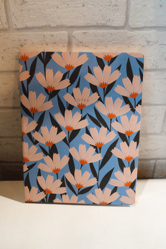 Cuaderno de rayas azul con flores