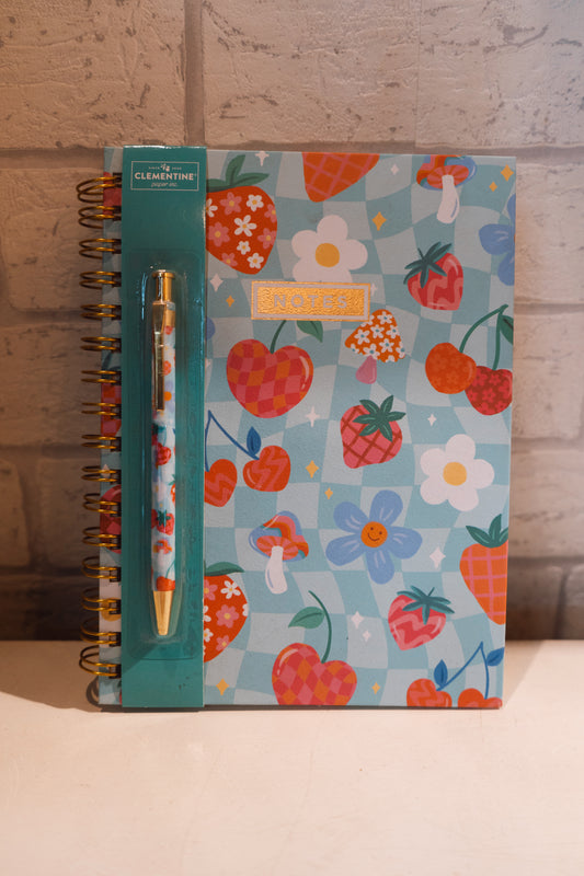 Cuaderno azul con fresas